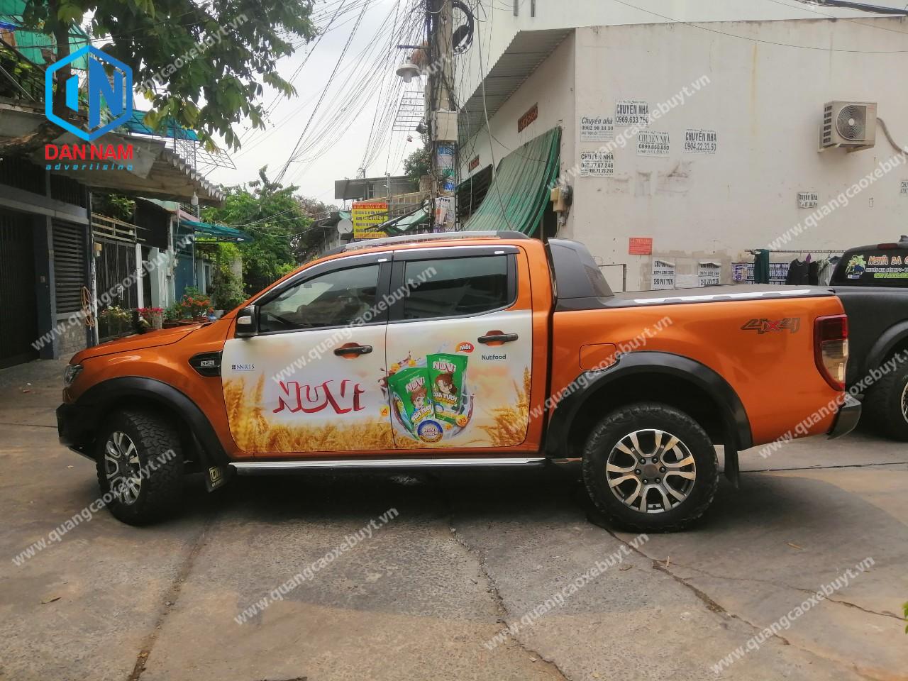 Dán quảng trên xe bán tải