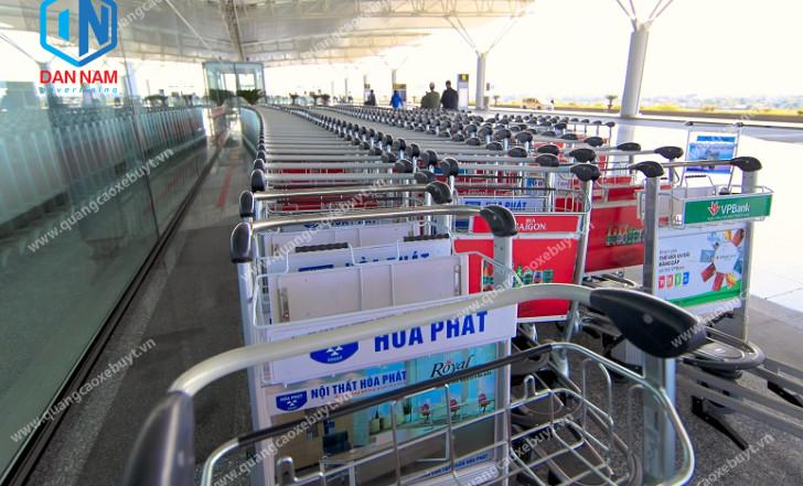 Quảng cáo trên xe đẩy hành lý tại sân bay