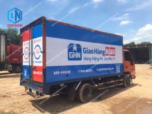 Dán decal trên thùng xe tải