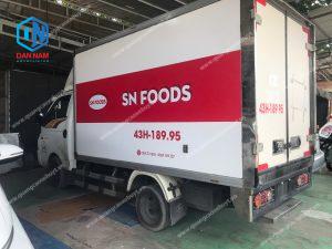 Dán decal trên xe tải