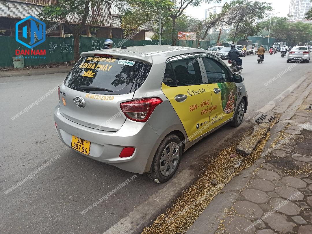 Quảng cáo trên xe Grab