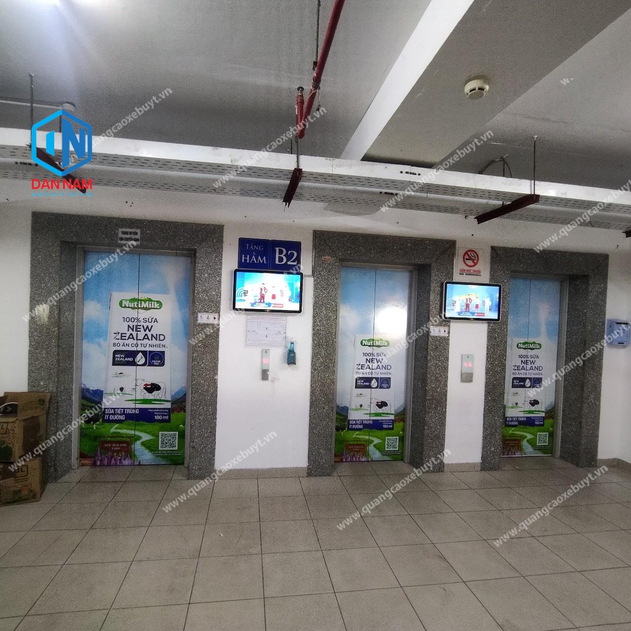 Dán decal quảng cáo thang máy