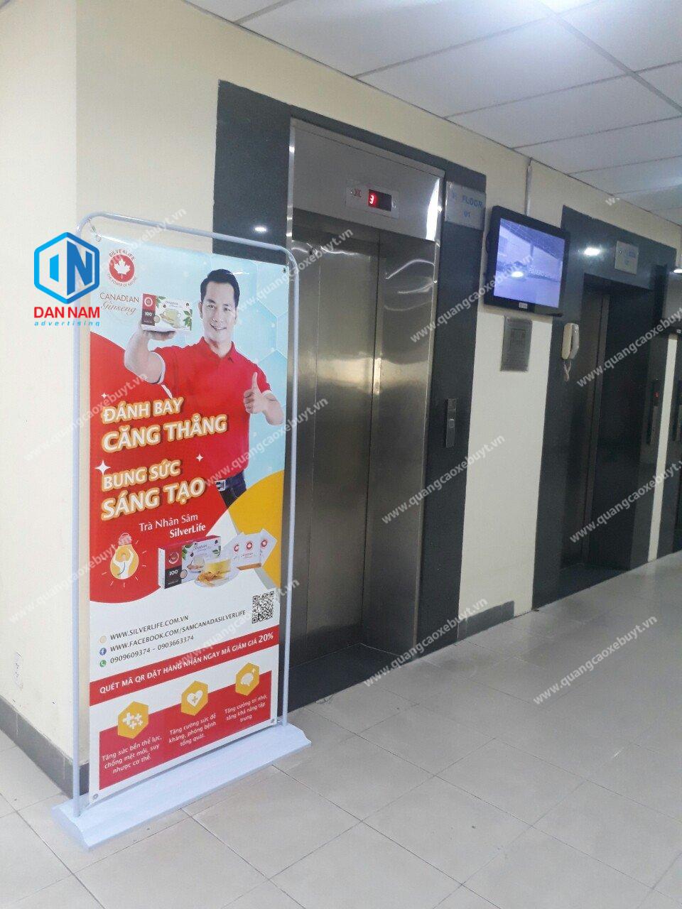 Đặt standee thang máy