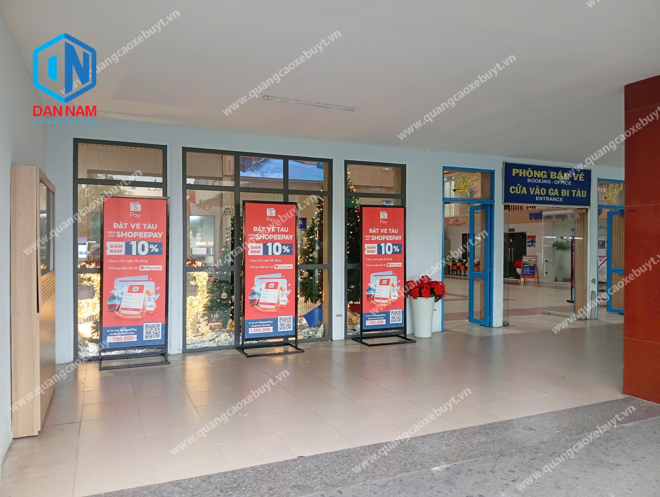 Quảng cáo standee ga tàu