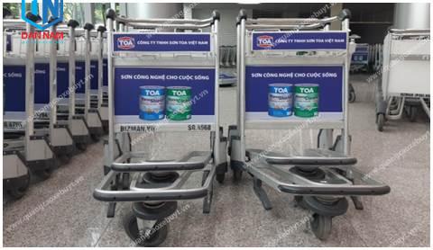 Quảng cáo trên xe đẩy hành lý sân bay