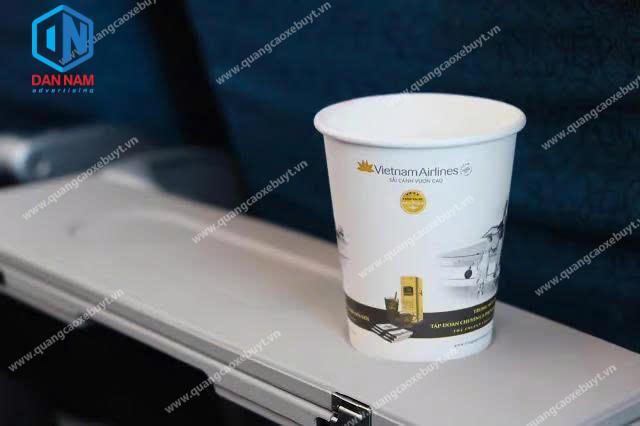 Quảng cáo trên ly giấy máy bay